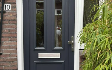 Voordeur met sierpaneel
