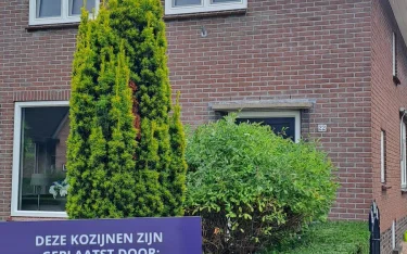 Uddel voorgevel met reclamebordje oude stijl