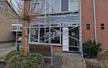 Voorgevel druk aan het werk